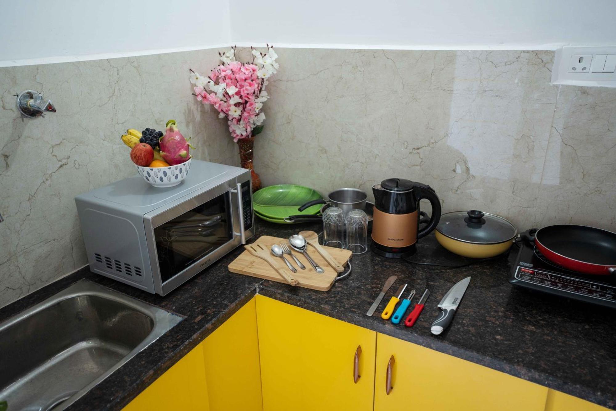 Yellow Bells Studios And Suites Gachibowli Dış mekan fotoğraf